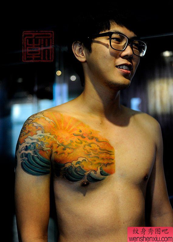 胸部经典日出纹身图案