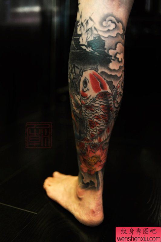 男性腿部一幅锂鱼纹身图案