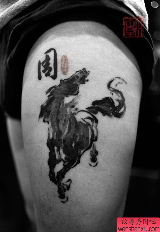 男性腿部个性抽象马纹身图案