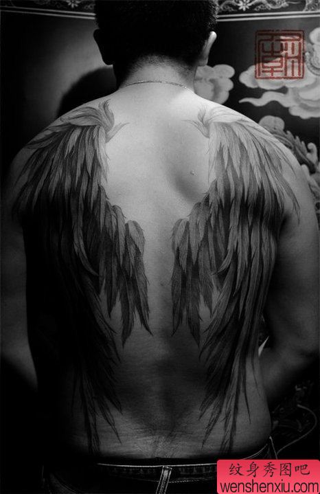 满背经典翅膀纹身图案