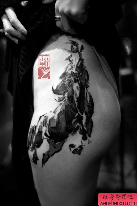 女人臀部诱人的奔马纹身图案