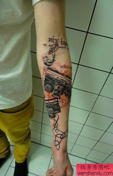 手部之特别风格录音机音乐小鸟纹身图案