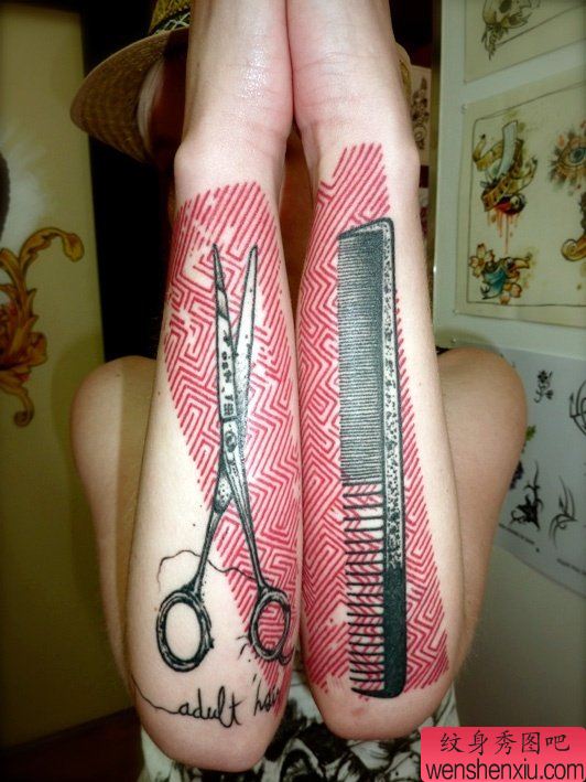 手部之特别风格职业剪刀梳子纹身图案