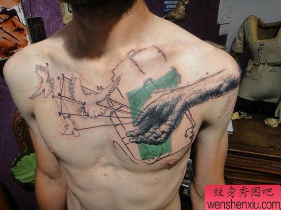 胸部之特别风格放飞和平鸽纹身图案