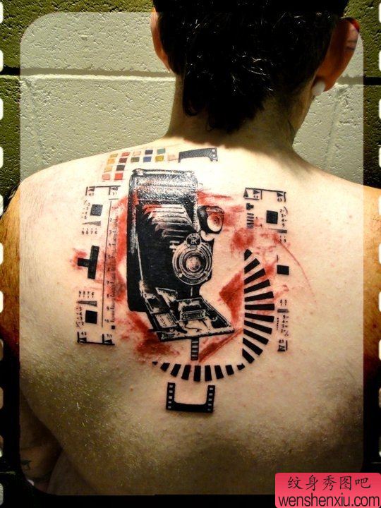 背部之特别风格照像机纹身图案