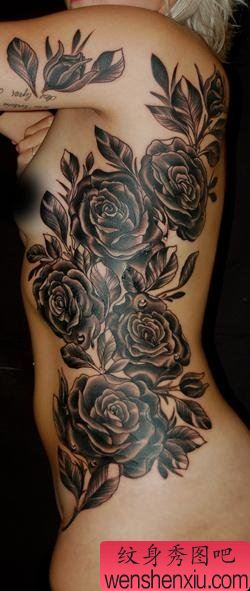 女人腰部创意玫瑰花文身作品