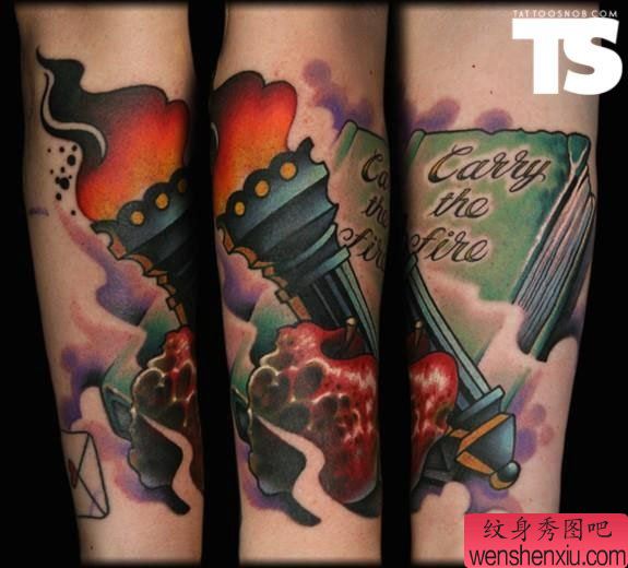 腿部一幅火炬圣经文身作品