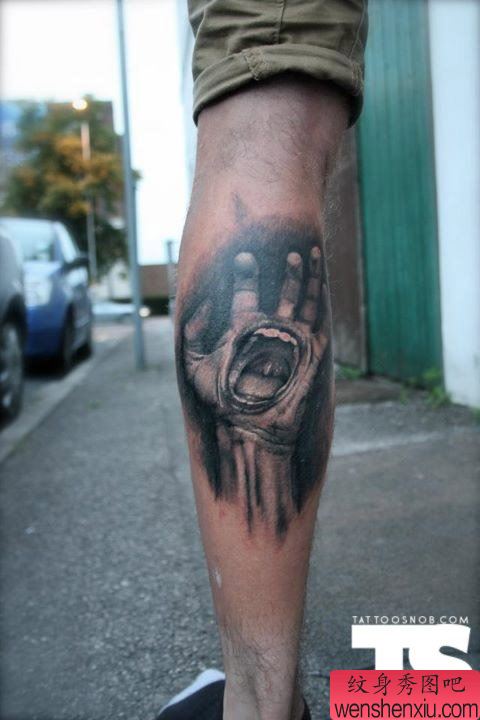 腿部一幅手中嘴文身作品