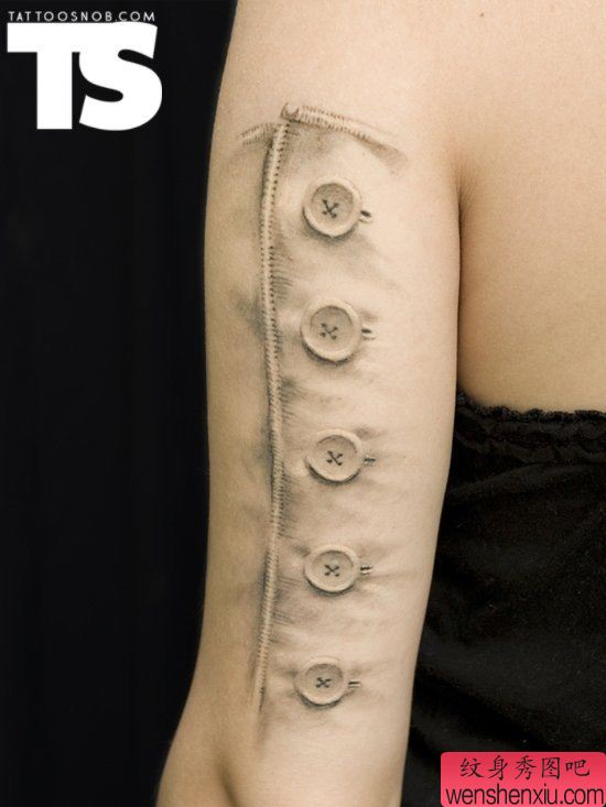 胳膊创意纽扣文身作品