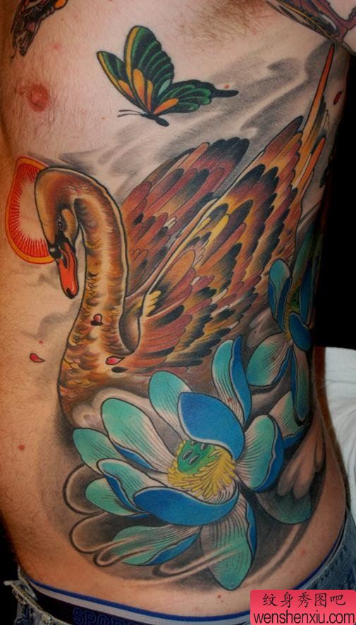 腰部创意鹅文身作品