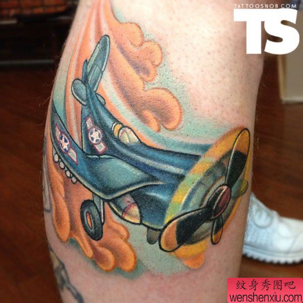 腿部一幅创意飞机文身作品