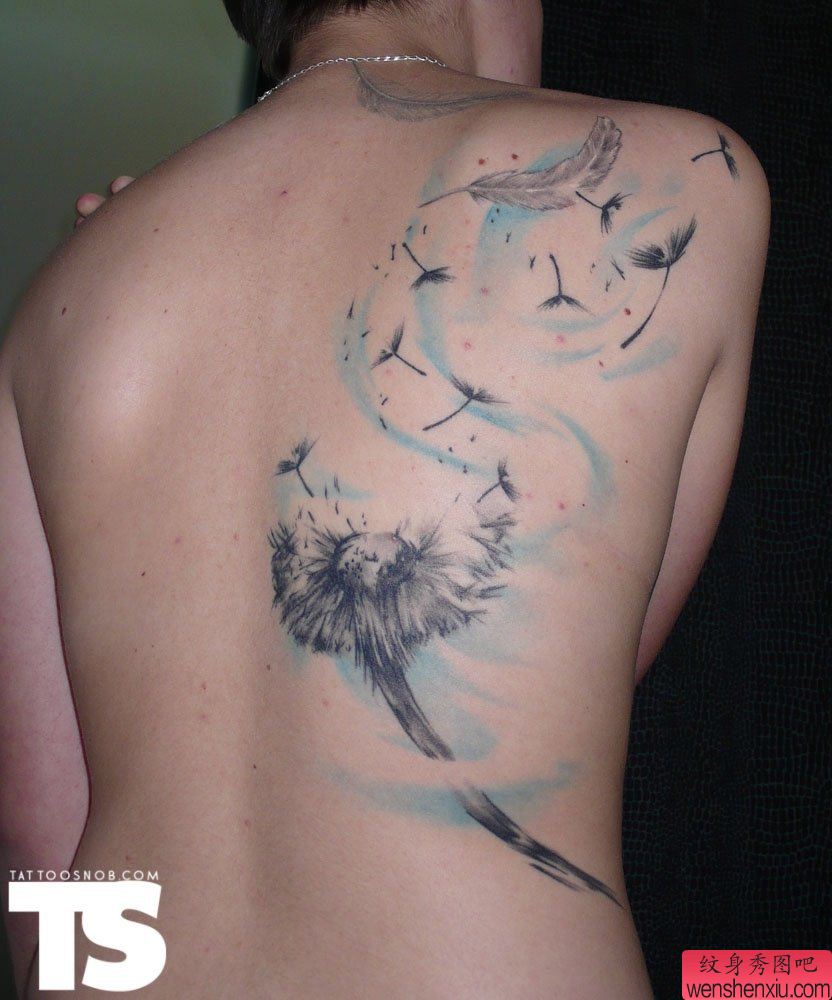 背部一幅创意蒲公英文身作品