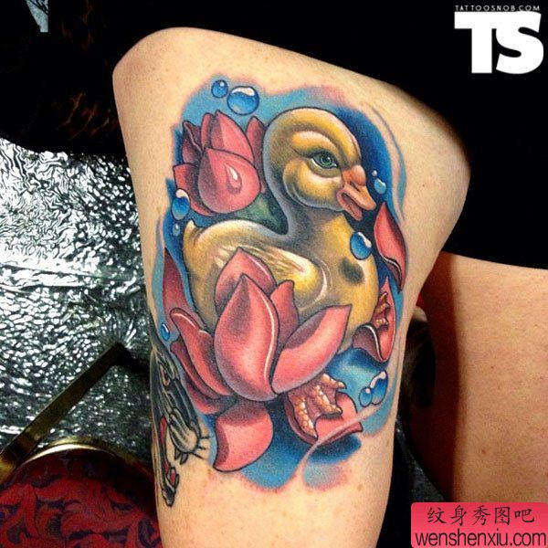 腿部一幅创意鸭子文身作品