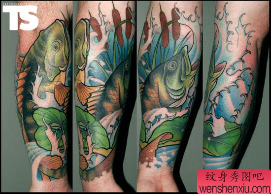 手部一幅创意包小臂鱼文身作品