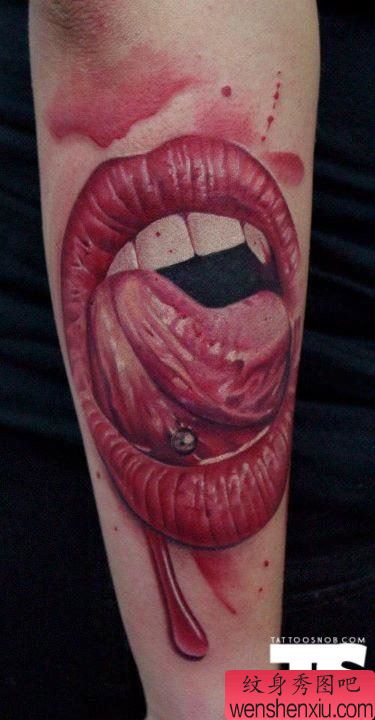 手部一幅创意性感嘴文身作品