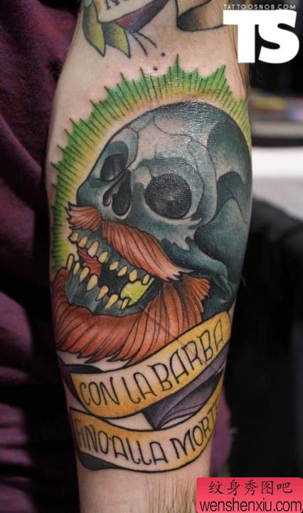 手部一幅创意骷髅头文身作品