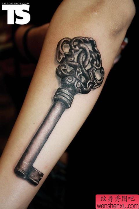 手部一幅创意锁文身作品