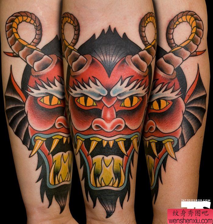 手部一幅创意鬼面文身作品