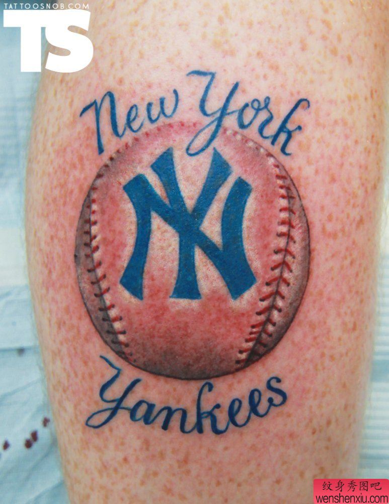 脚部一幅创意球文身作品