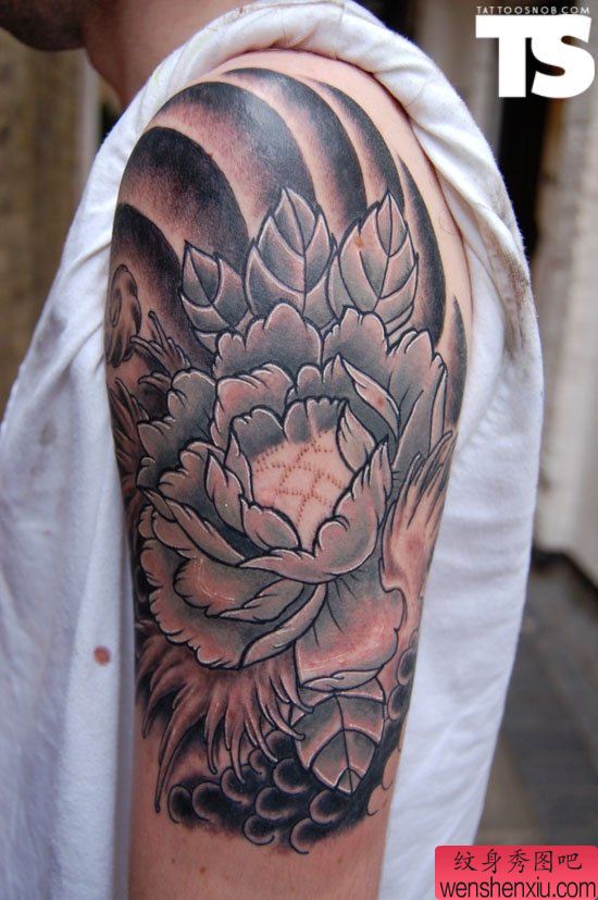胳膊一幅创意花文身作品