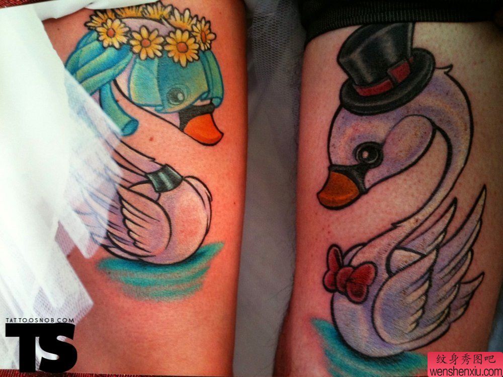 脚部一幅创意鹅文身作品