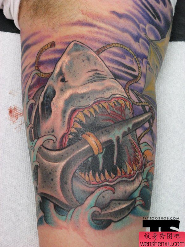 脚部一幅创意鲨鱼文身作品