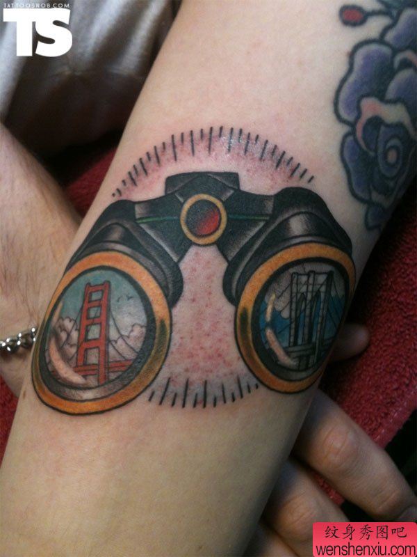 手部一幅创意望远镜文身作品