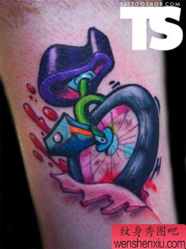 腿部一幅创意车轮文身作品