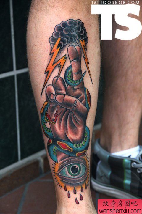 腿部一幅创意手蛇眼睛闪电文身作品