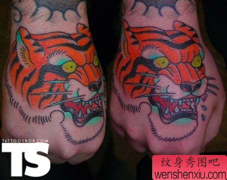 手部一幅创意虎头文身作品