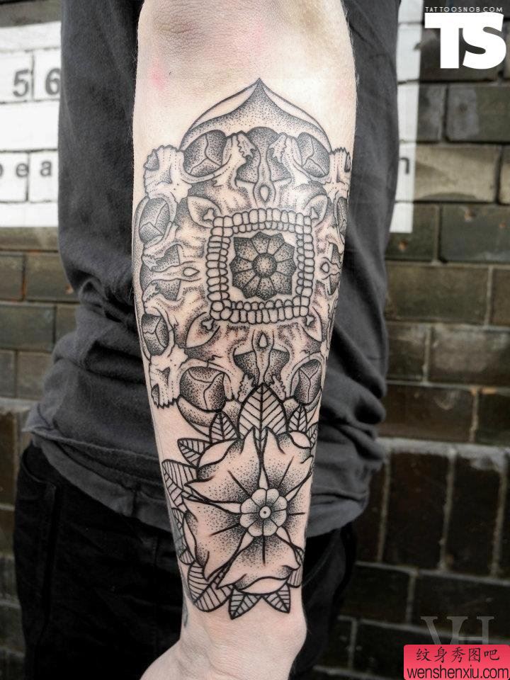 手部一幅创意图腾花文身作品