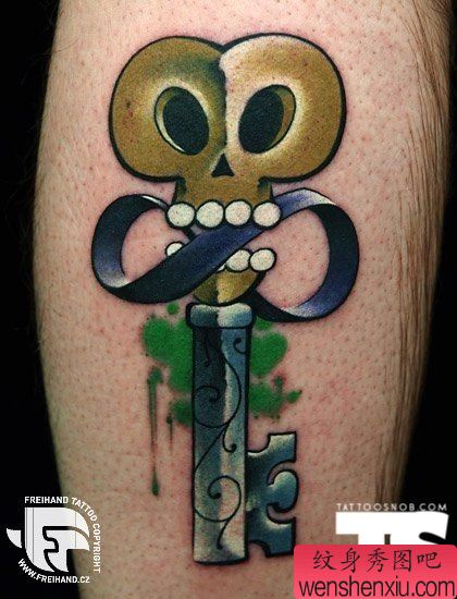 腿部一幅创意锁匙文身作品