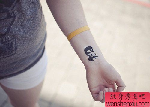 手部一幅创意人物肖像文身作品