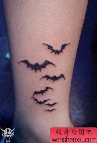 脚部一幅创意蝙蝠文身作品