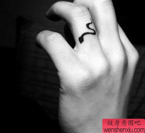 手指一幅创意蛇文身作品