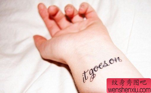 手部一幅创意字母文身作品