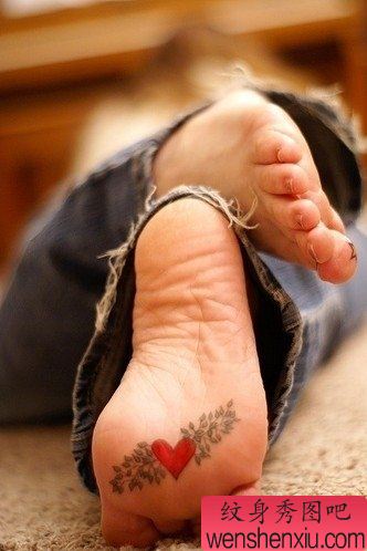 小清新脚底红心文身作品