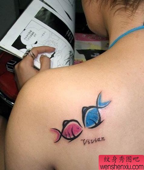 小清新背部双鱼文身作品