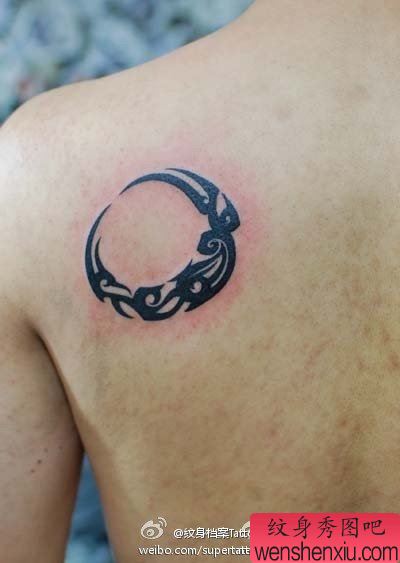 小清新背部月亮图腾文身作品
