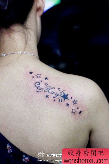 小清新肩部字母五角星文身作品