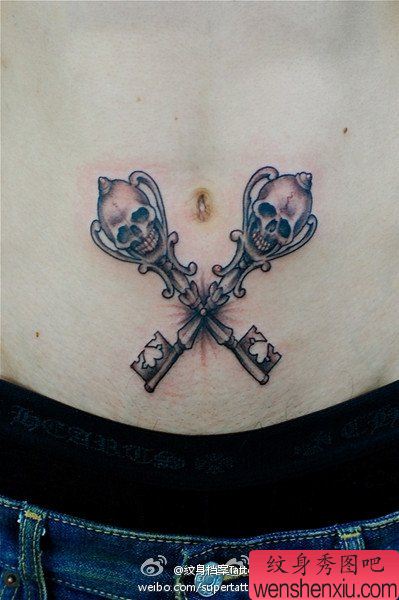 小清新腹部骷髅锁匙文身作品