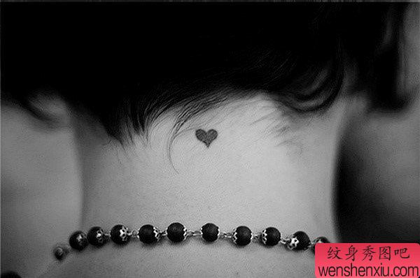 小清新颈部桃心文身作品