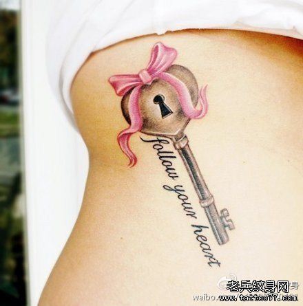 小清新背部蝴蝶结锁匙字母文身作品