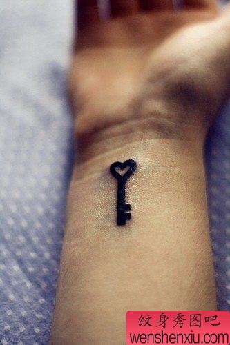 小清新手部锁匙文身作品