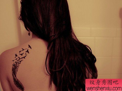 小清新背部羽毛和平鸽文身作品
