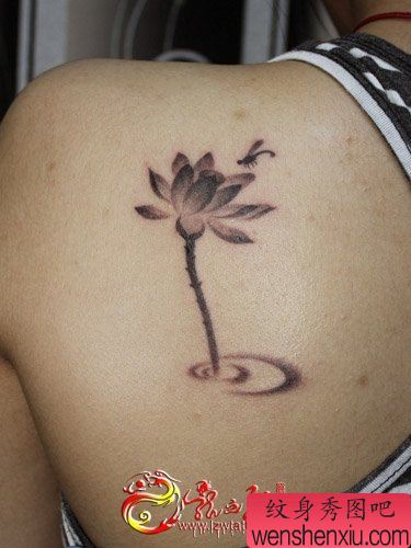 小清新背部莲花蜻蜓文身作品