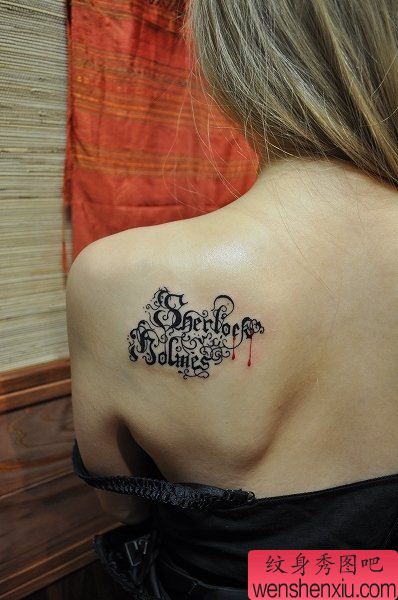 小清新背部字母花腾文身作品