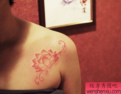 小清新女人胸部莲花文身作品