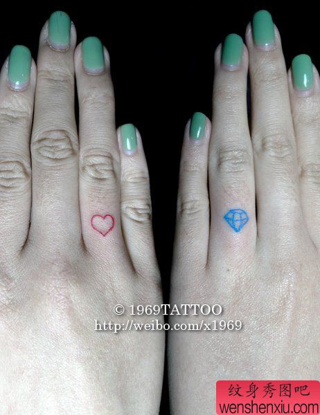 小清新手背心钻石文身作品