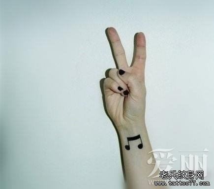 小清新手部音乐符号文身作品